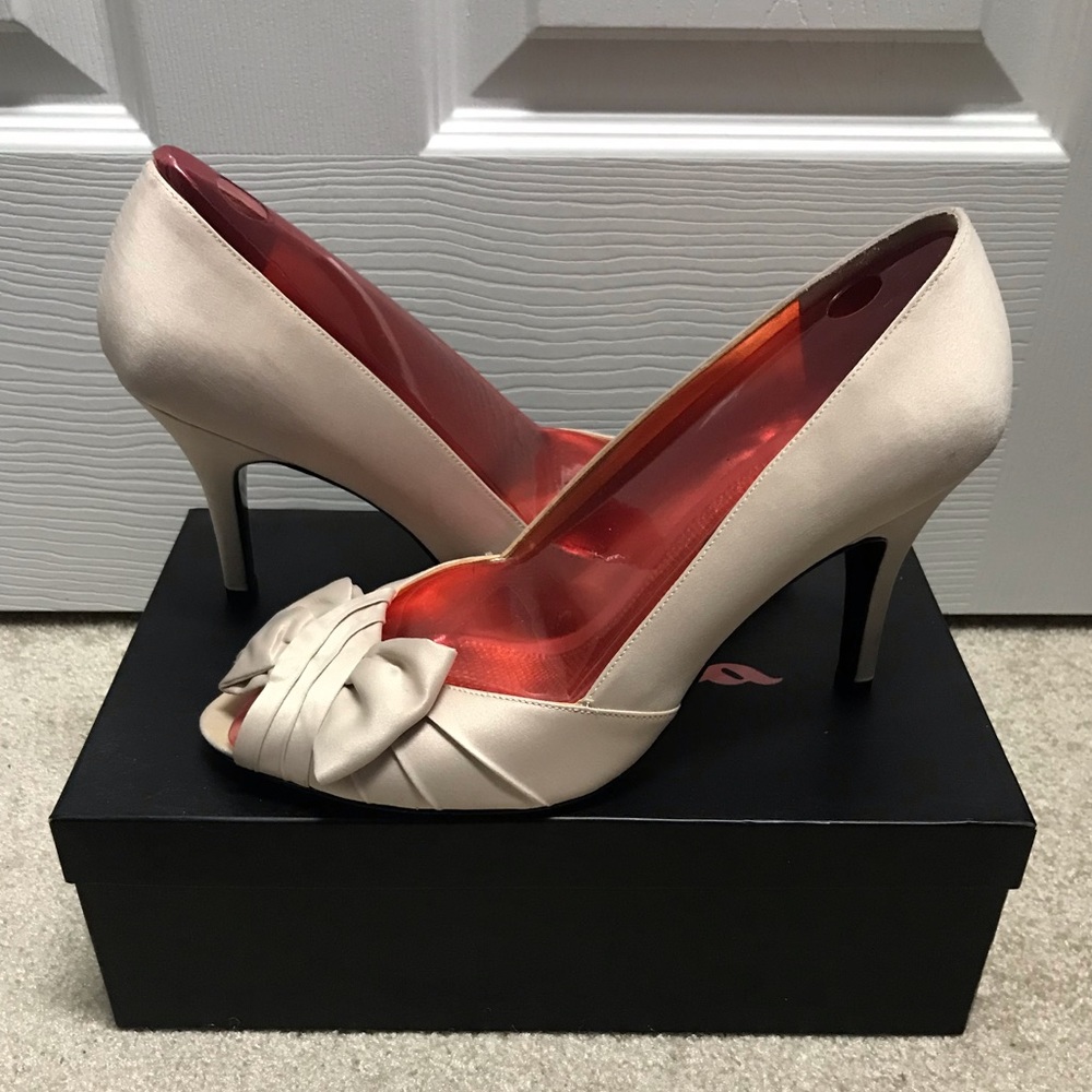 Nina Forbes Peep Toe Pumps, Powder Sand. Size 10